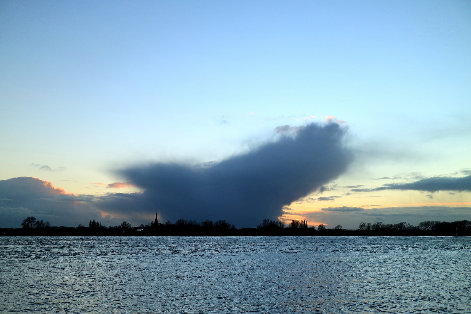 Wolken am Rhein