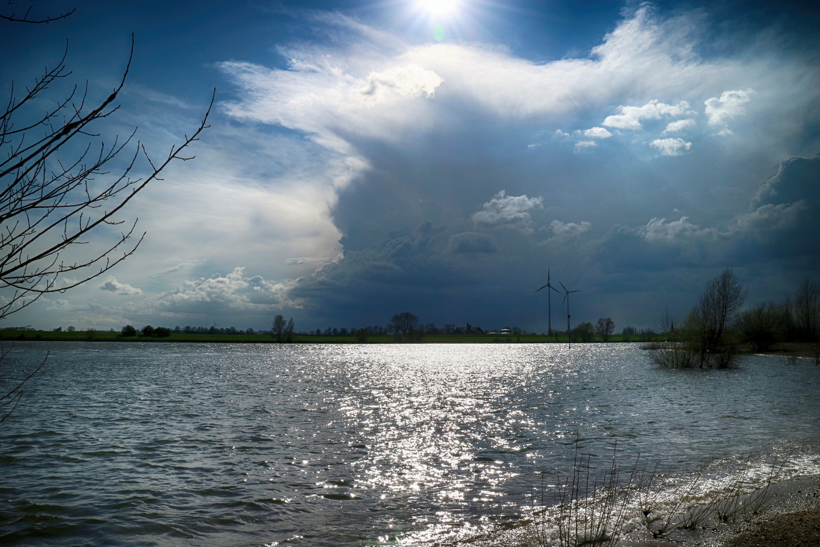 Wolken am Rhein