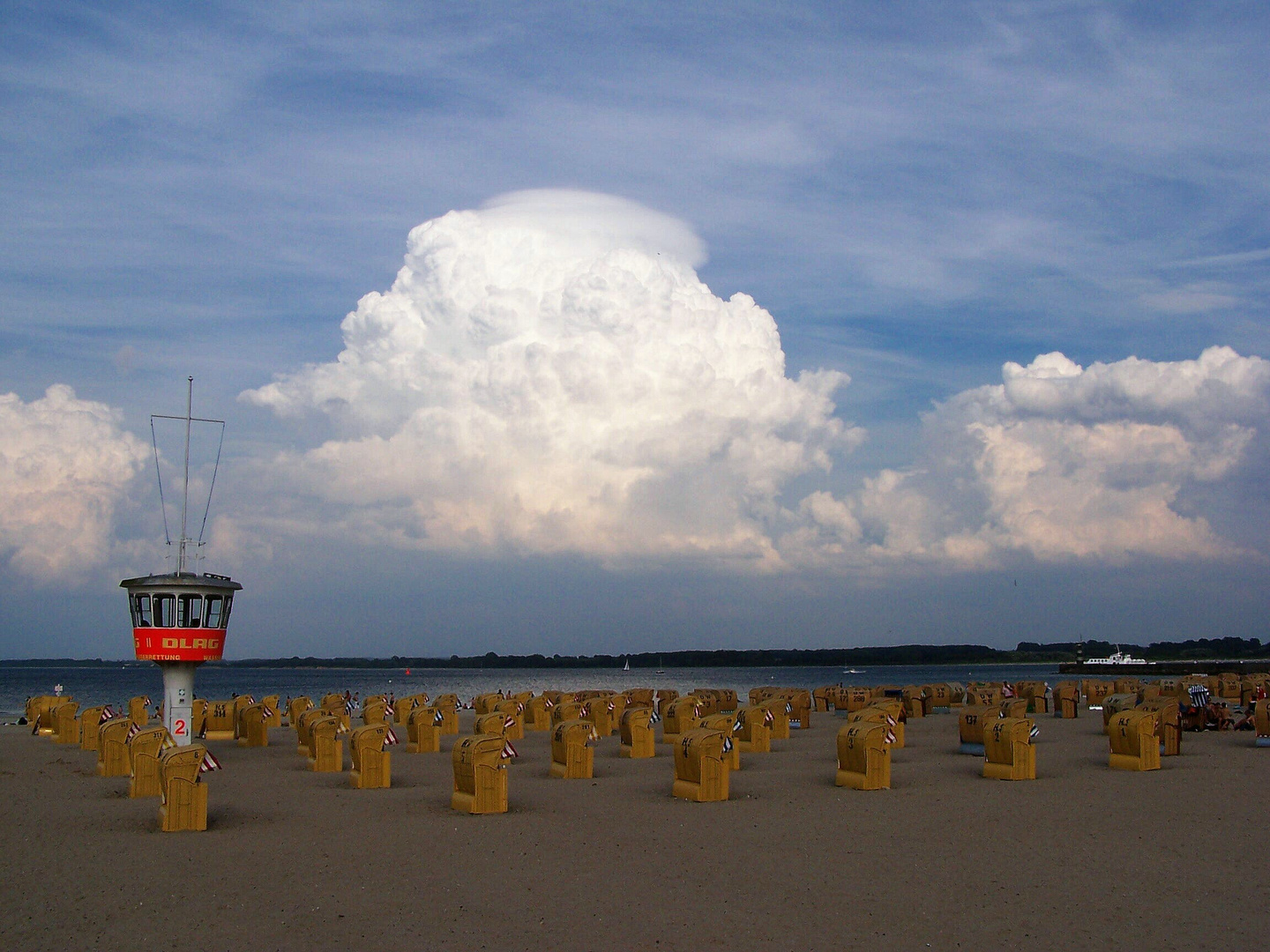 Wolken am Strand von Travemünde