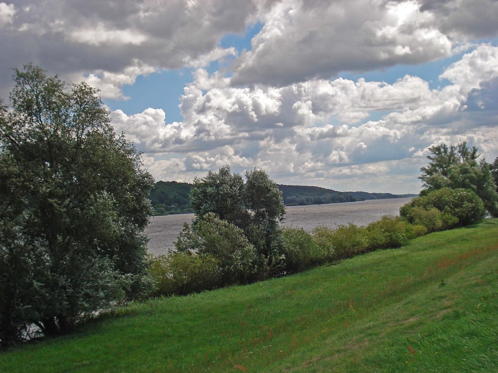 Wolken an der Elbe