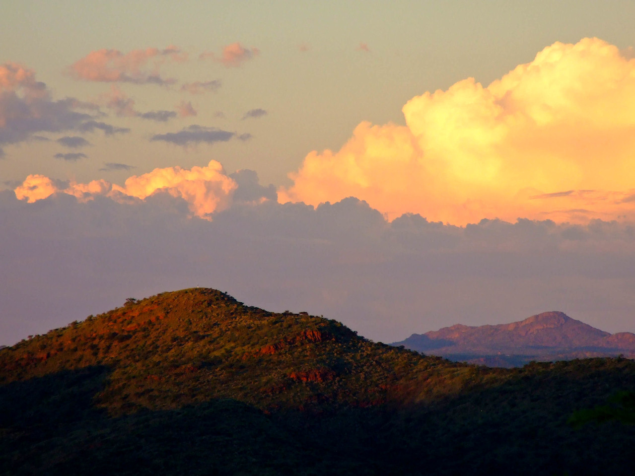 Wolken bei Sonnenuntergang im Osten