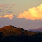 Wolken bei Sonnenuntergang im Osten