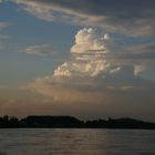 wolken bei sonnenuntergang über dem rhein