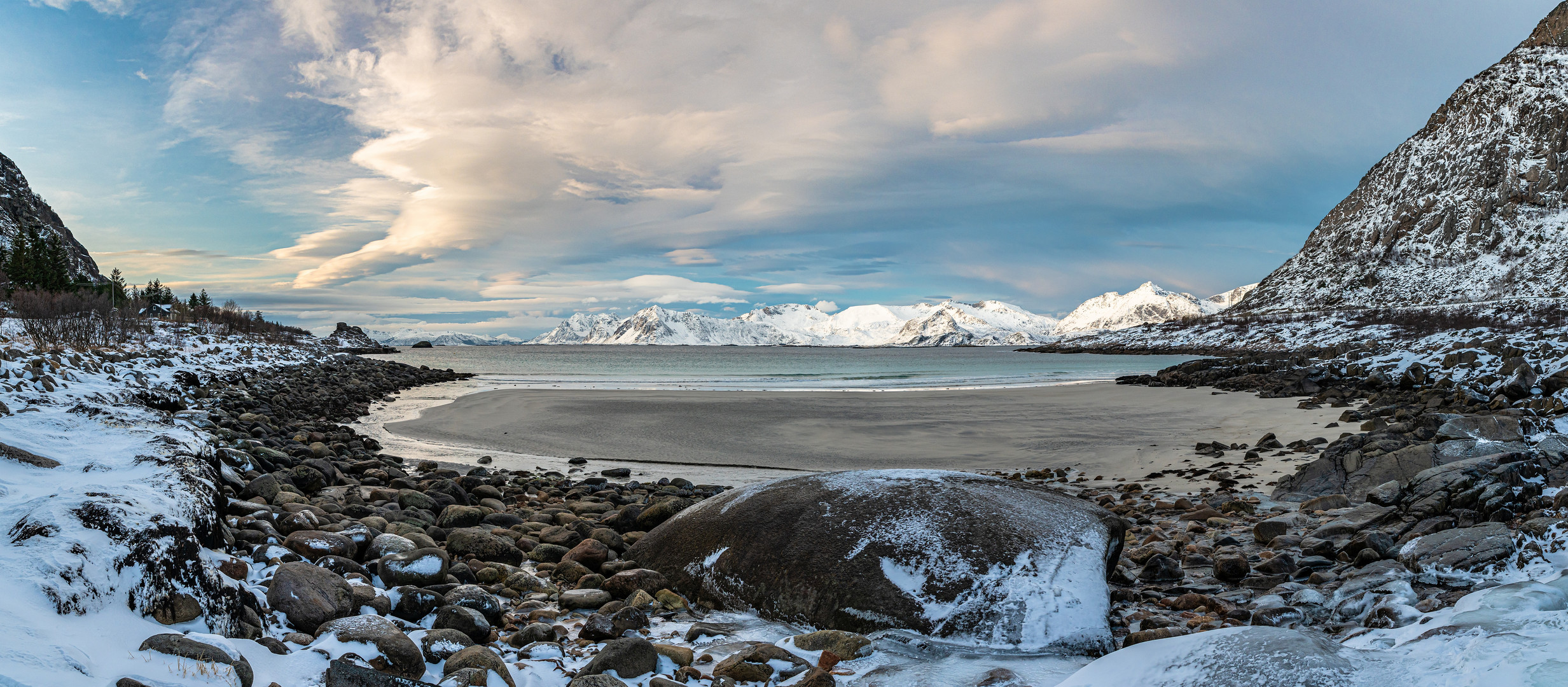 Wolken, Berge, Meer und Strand .....