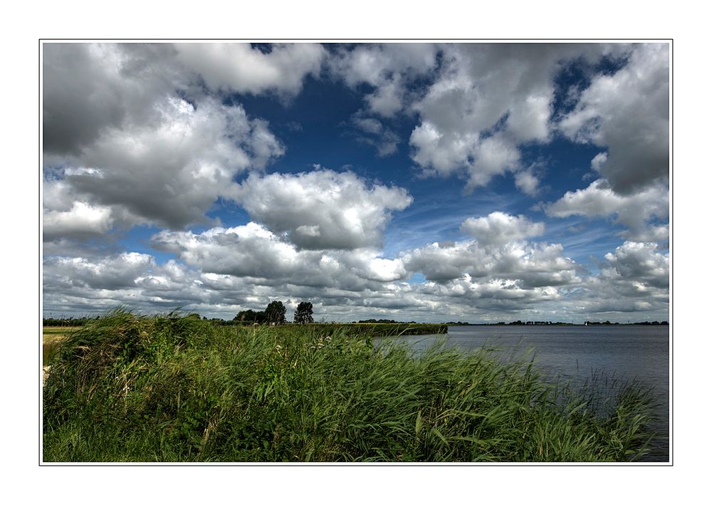 Wolken boven het Alkmaardermeer.