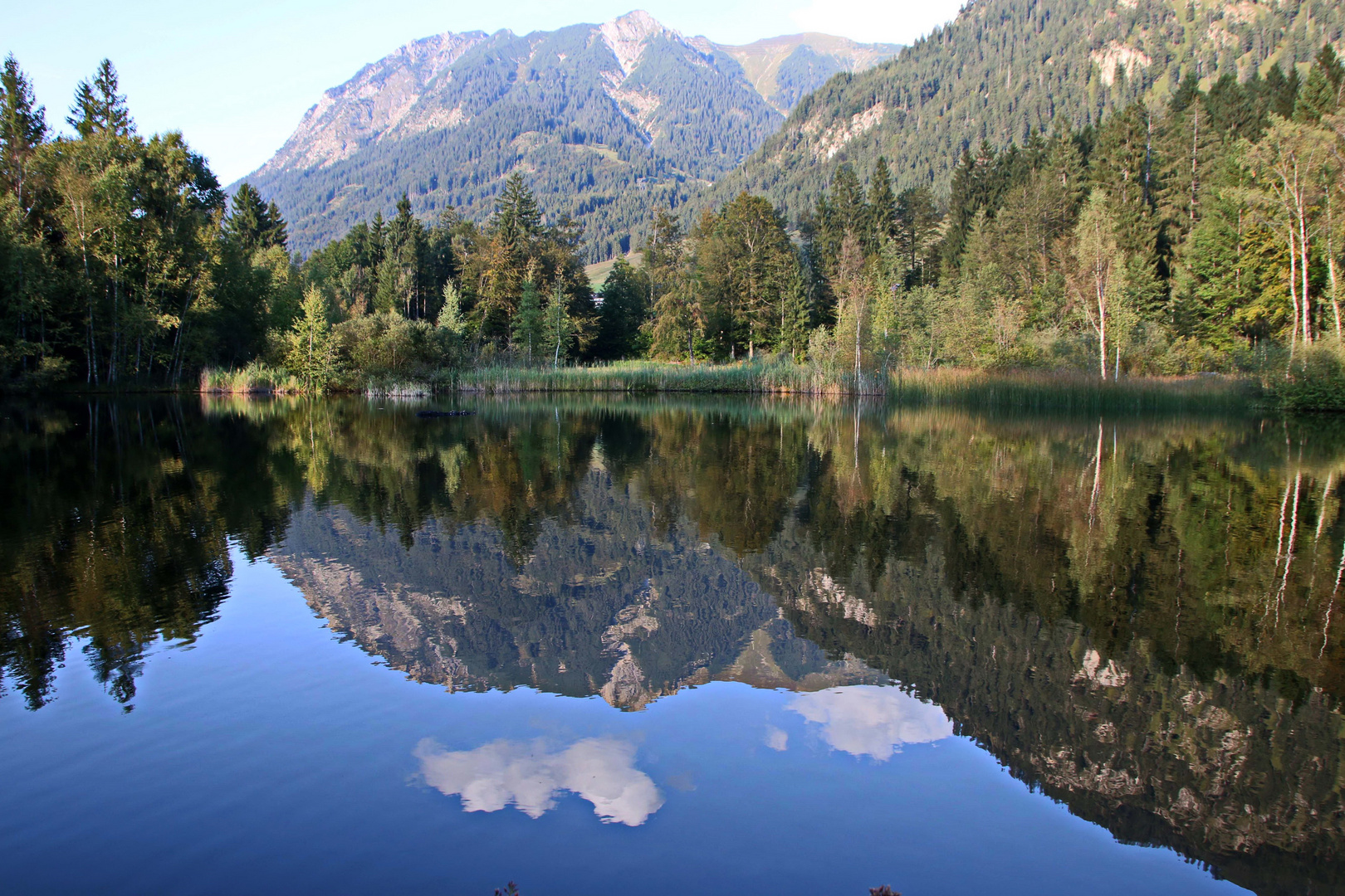 Wolken die im Wasser schwimmen