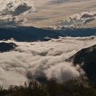 Wolken durchziehen das Tal