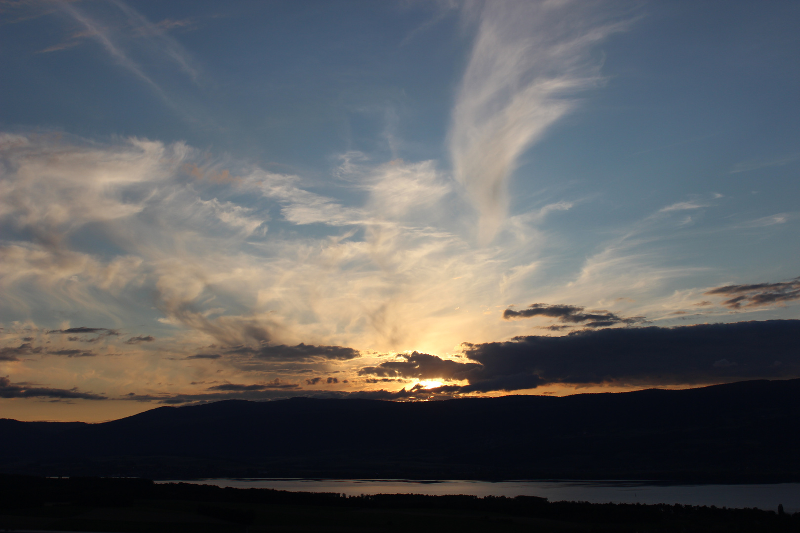 Wolken erwachen bei Sonennuntergang