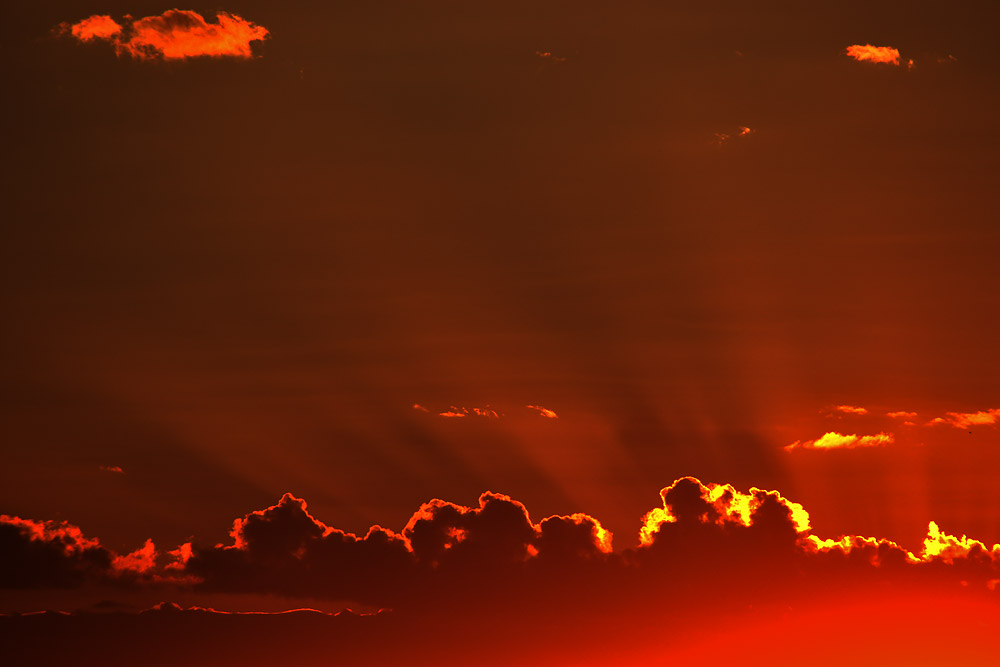 Wolken-Farben mit Sonnenstrahlen