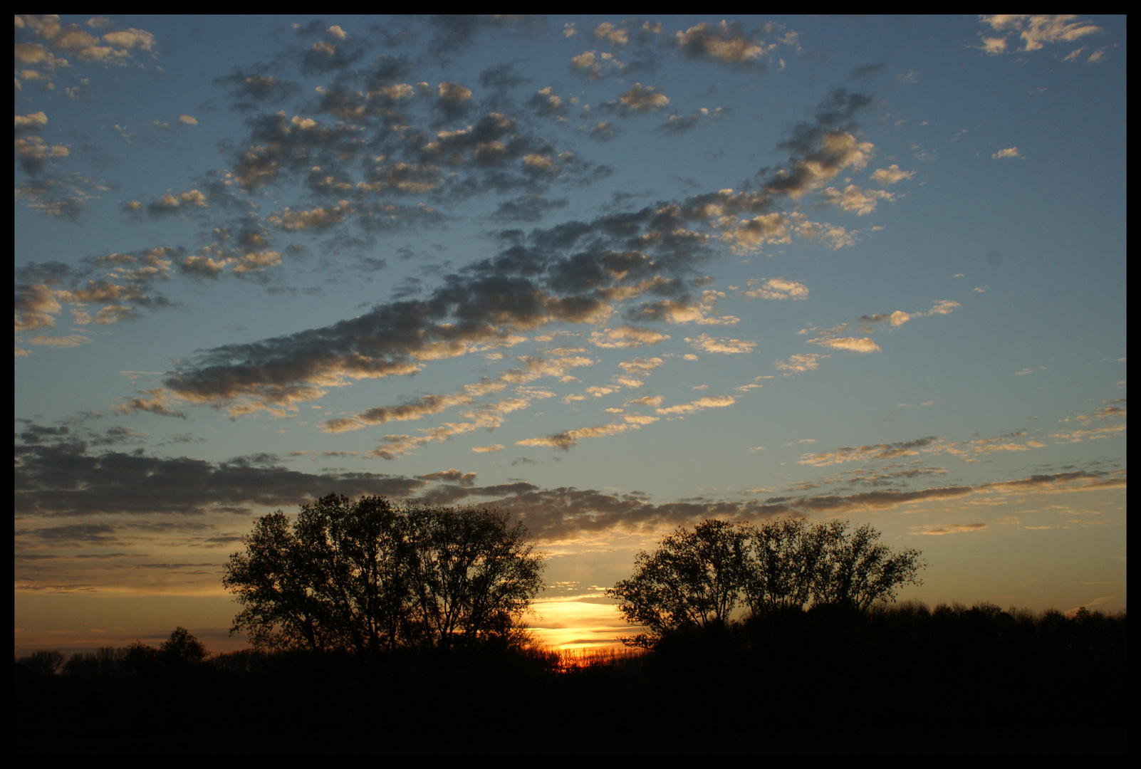 Wolken Formationflug am Abendhimmel