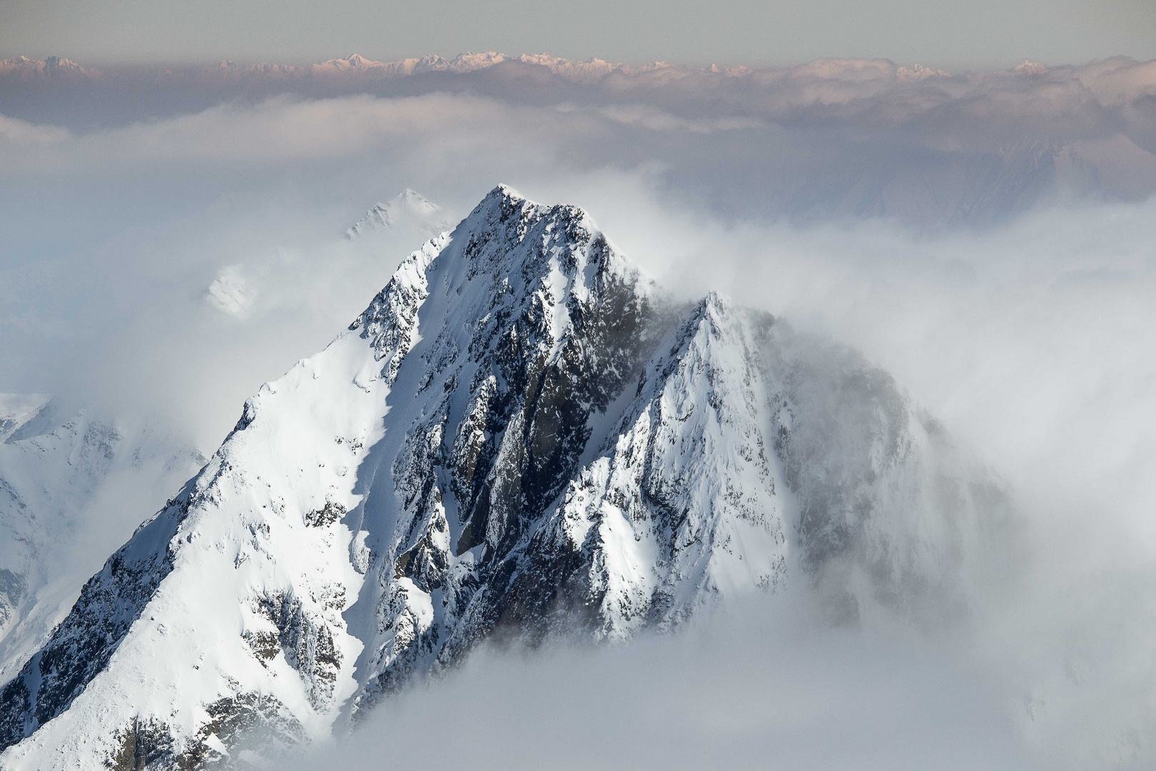 Wolken gegen Berg