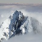 Wolken gegen Berg