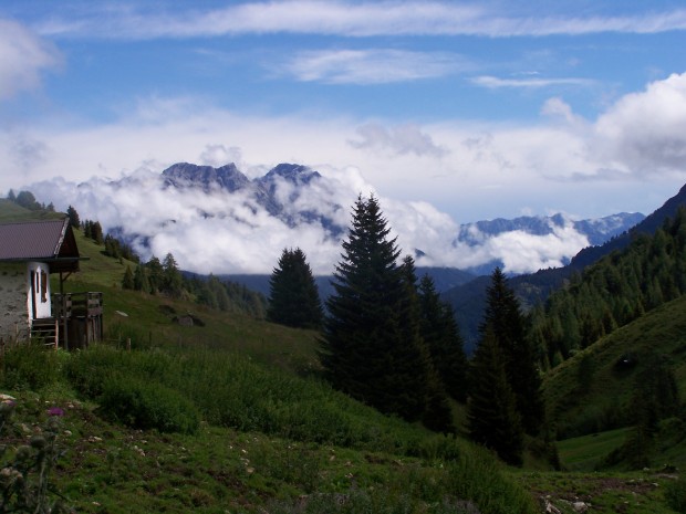 Wolken hängen in den Bergen