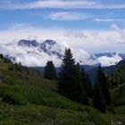 Wolken hängen in den Bergen