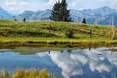 Wolken im Bergsee