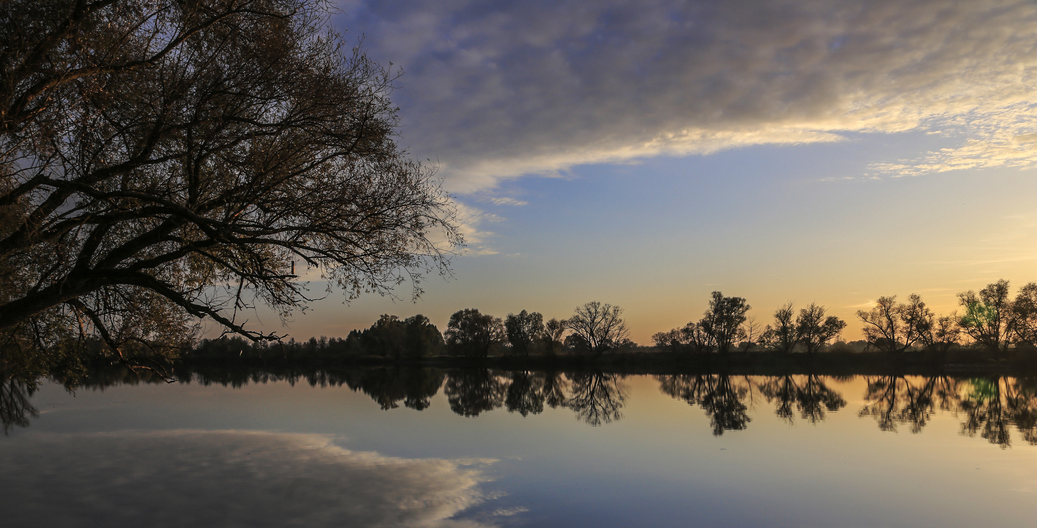 WOLKEN IM FLUSS