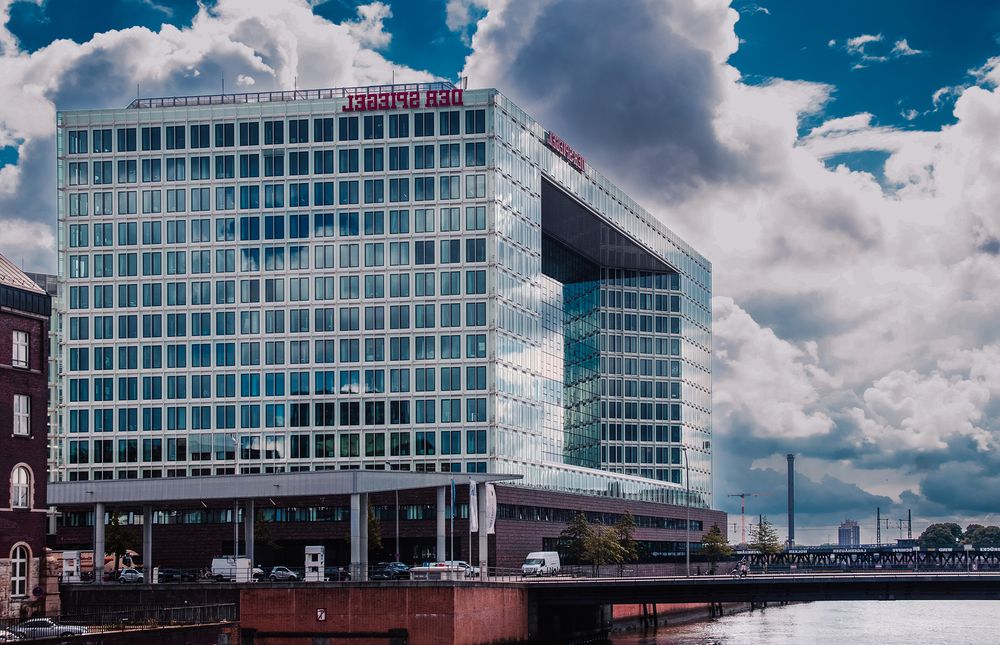 Wolken im gespiegelten Spiegel gespiegelt