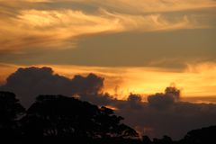 Wolken im orangen Licht