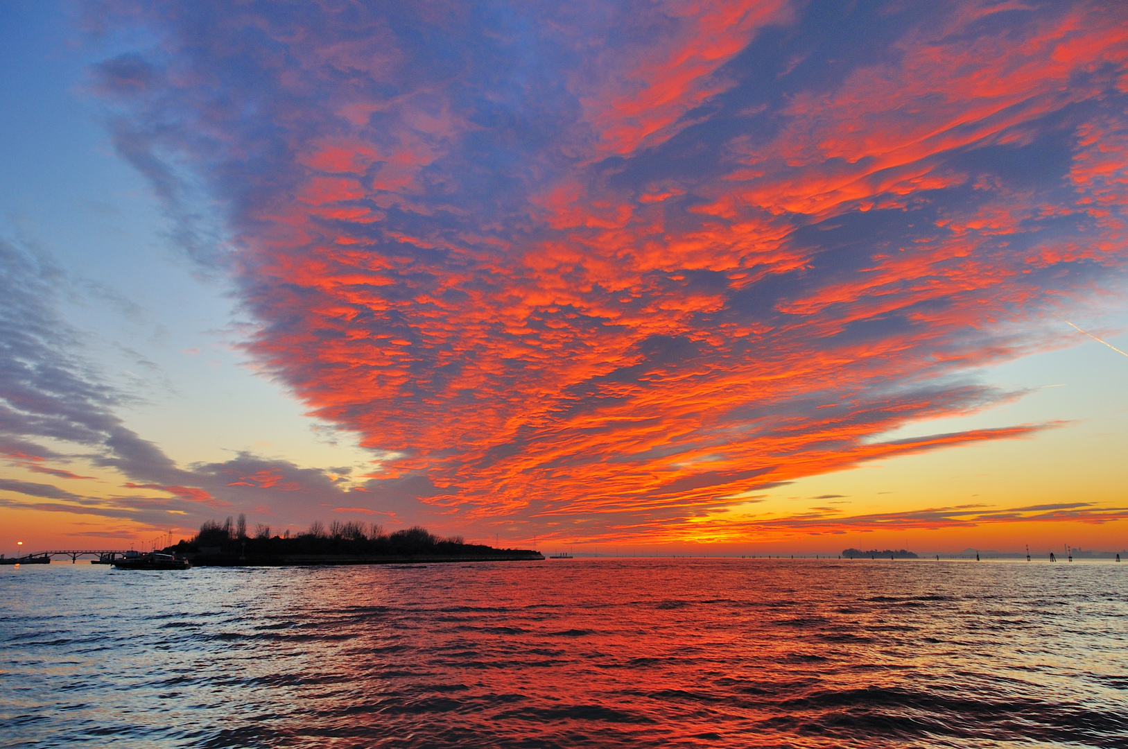 Wolken im Sonnenuntergang in Venedig