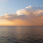 Wolken im Sonnenuntergang über der Ostsee