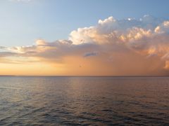 Wolken im Sonnenuntergang über der Ostsee