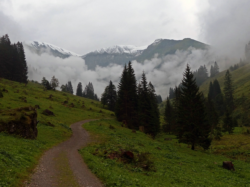 Wolken im Tal - Schnee auf den Bergen