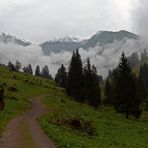 Wolken im Tal - Schnee auf den Bergen