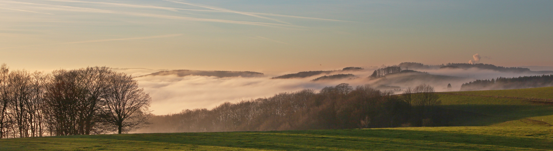 Wolken im Tal, Sonne auf den Bergen