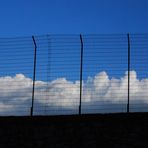 Wolken im Zaun gehalten