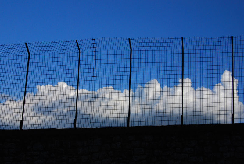 Wolken im Zaun gehalten