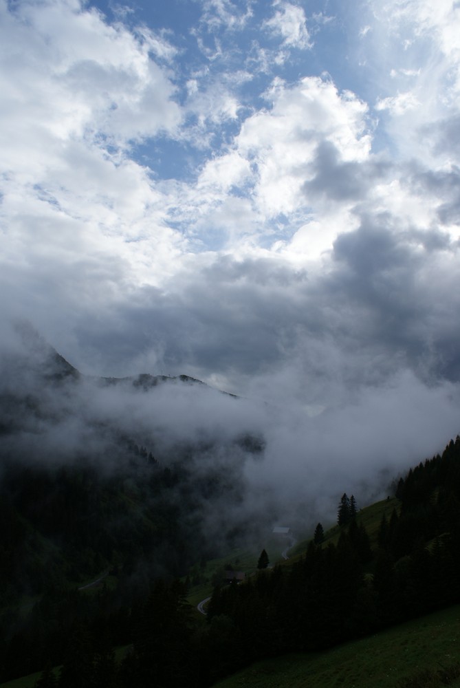 Wolken in den Bergen