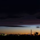 Wolken in der Abenddämmerung und Straßenbeleuchtung