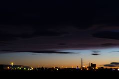 Wolken in der Abenddämmerung und Straßenbeleuchtung