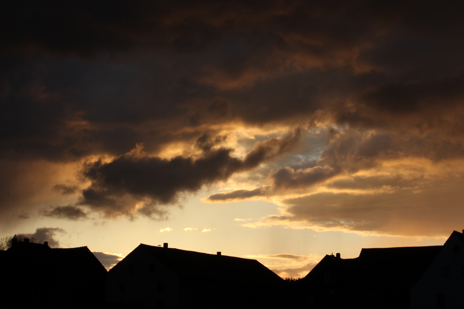 Wolken in der nordhessischen Provinz am Abend