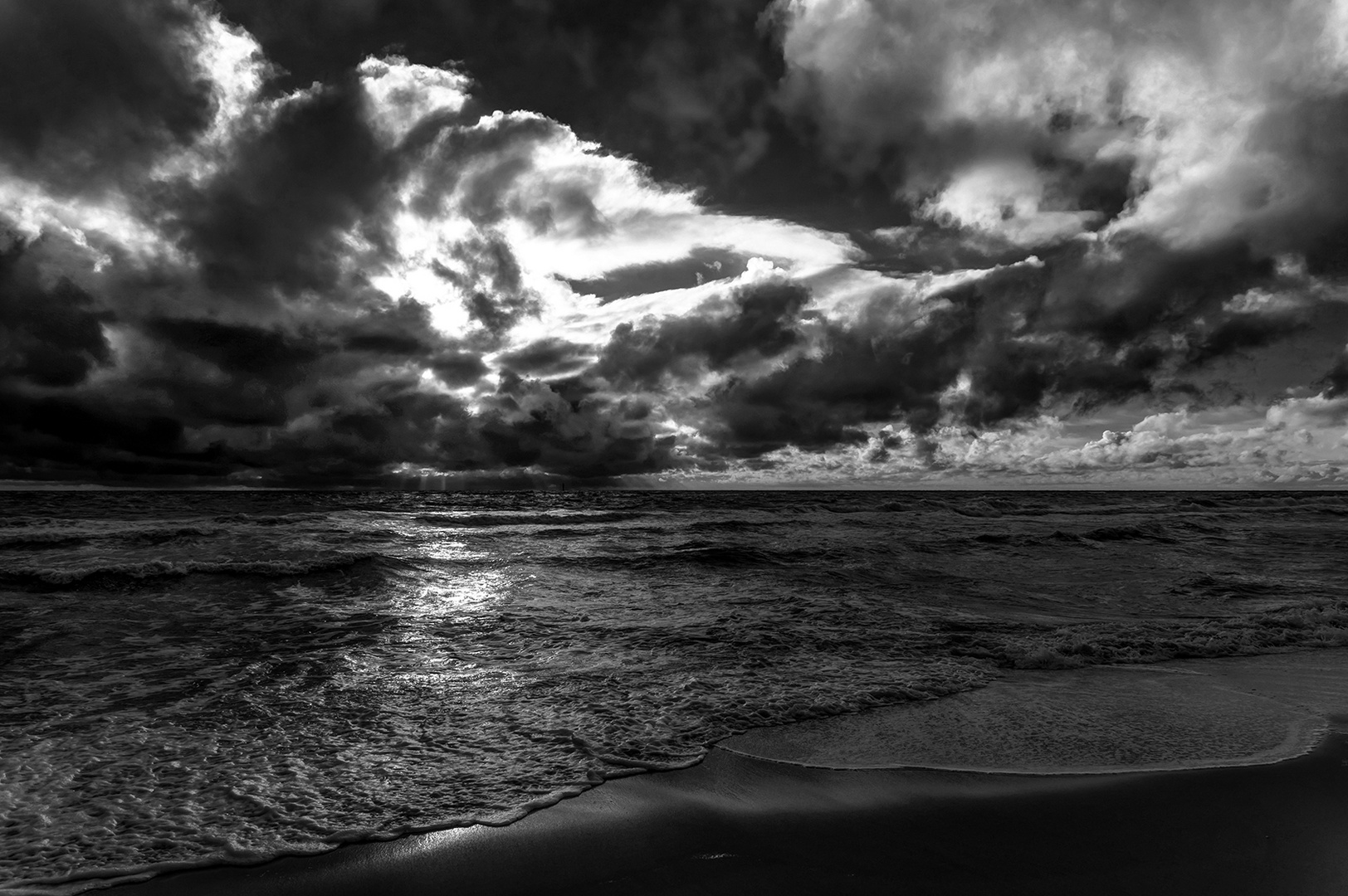 Wolken in schwarz und weiß