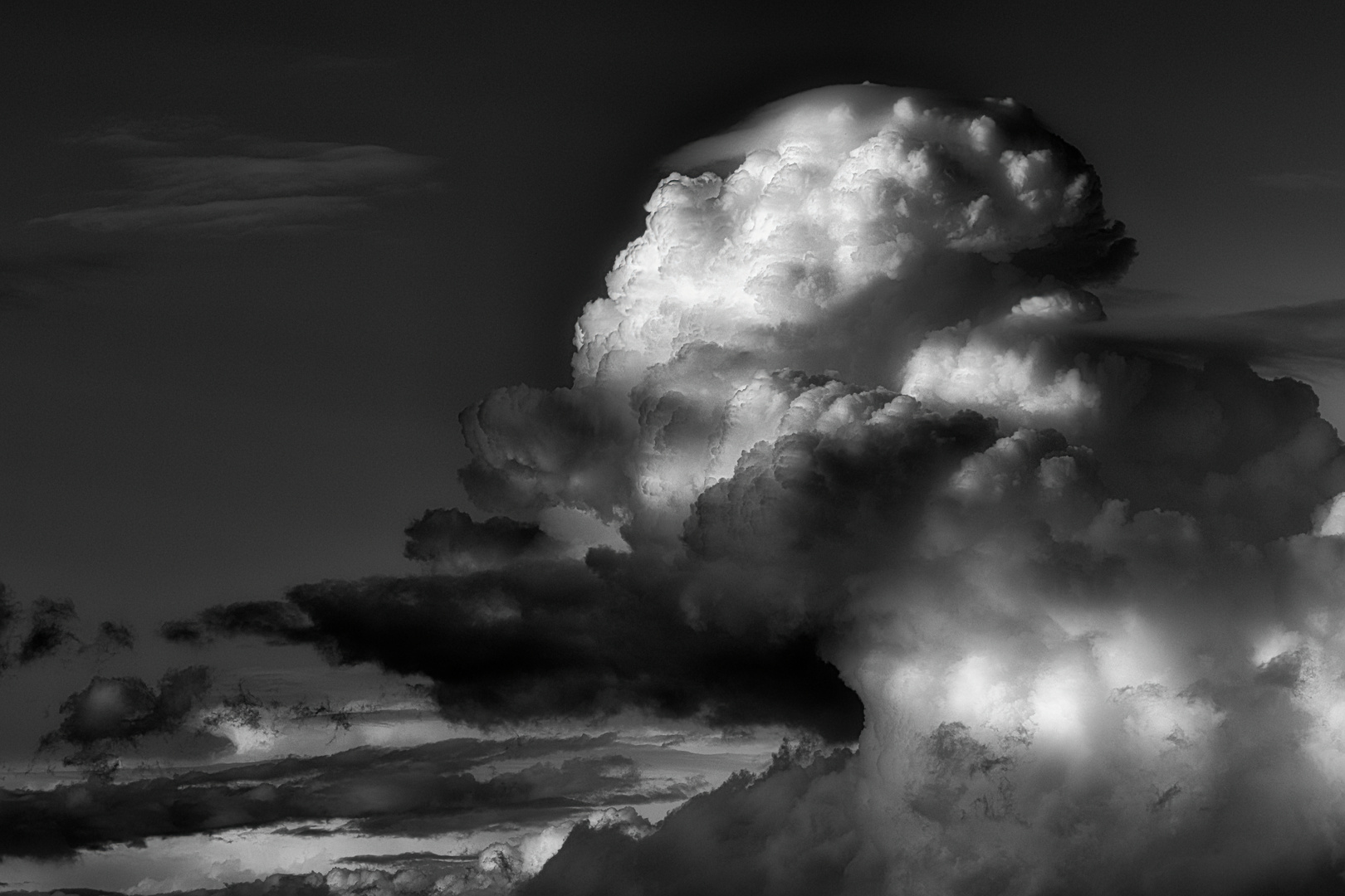 Wolken in schwarz und weiß 