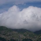 Wolken kommen über die Berge