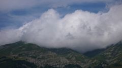Wolken kommen über die Berge