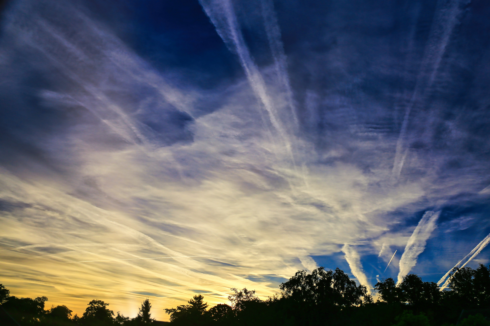 Wolken (Kondenstreifen?) beim Sonnenaufgang