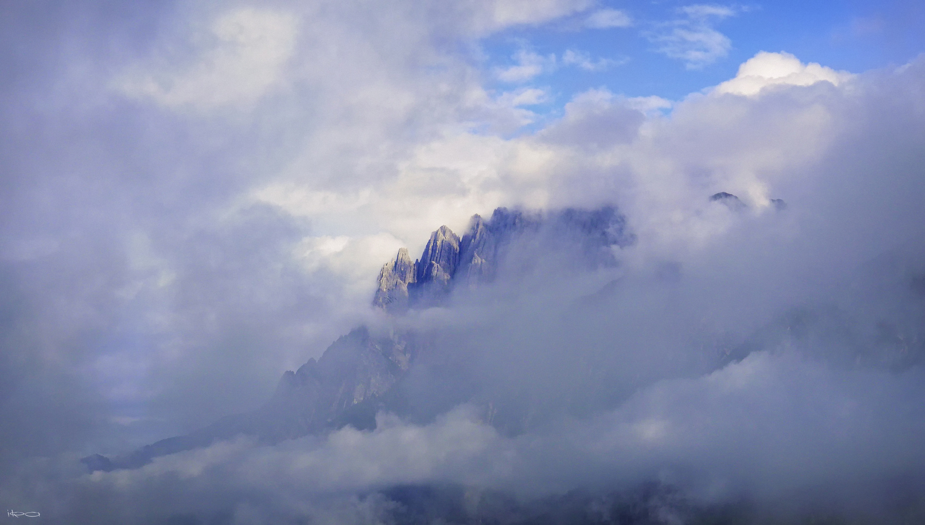 Wolken küssen der Berge Gipfel