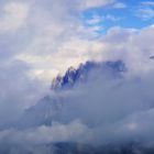 Wolken küssen der Berge Gipfel