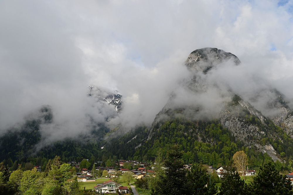 [ Wolken machen sich breit ]