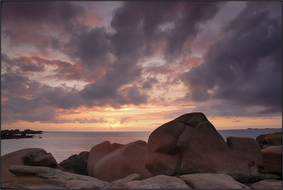 Wolken, Meer und rosa Steine