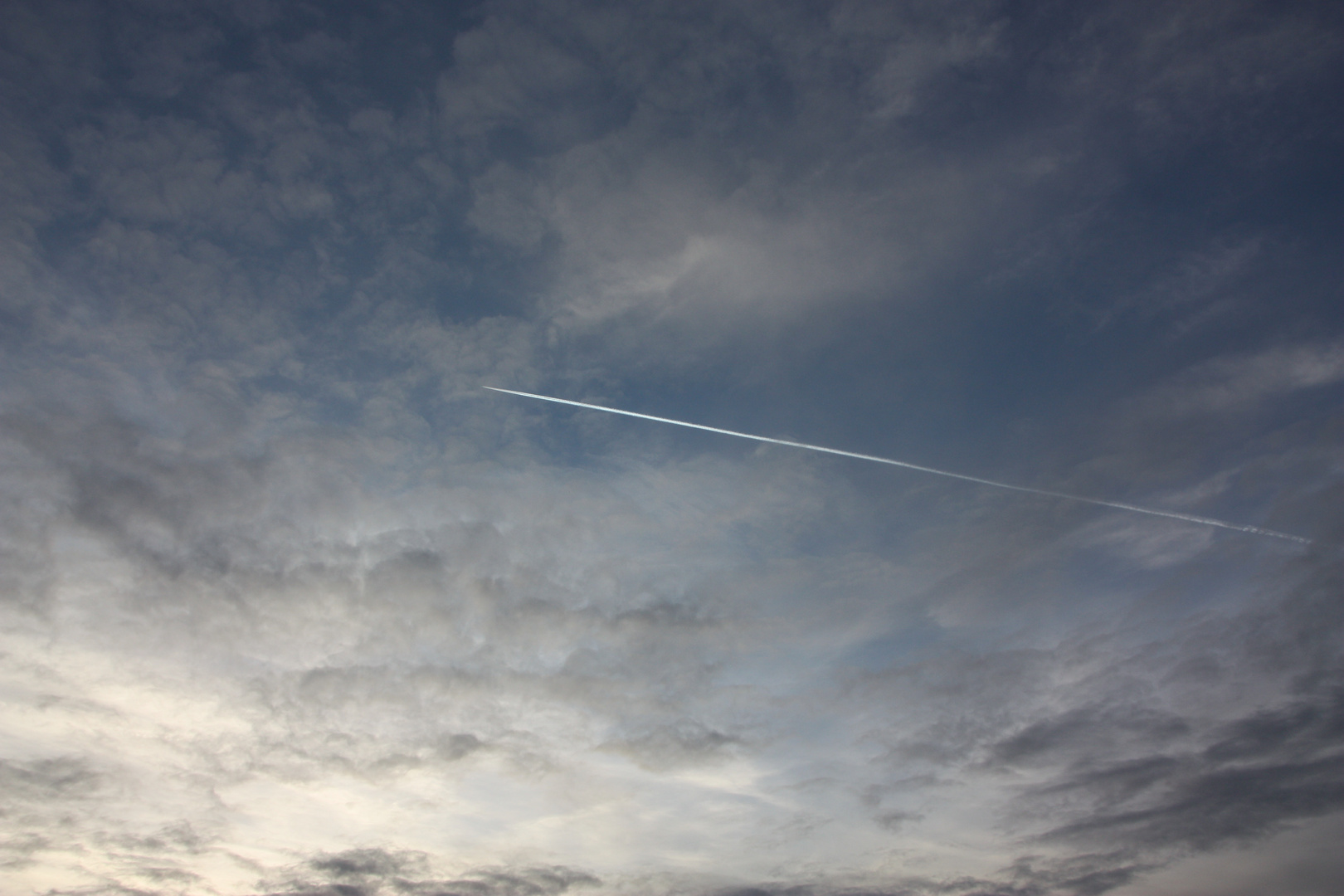 Wolken mit Flugzeug