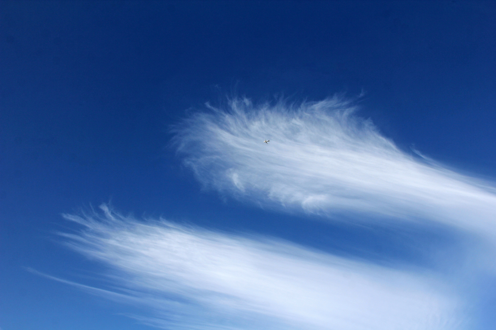 Wolken mit Flugzeug