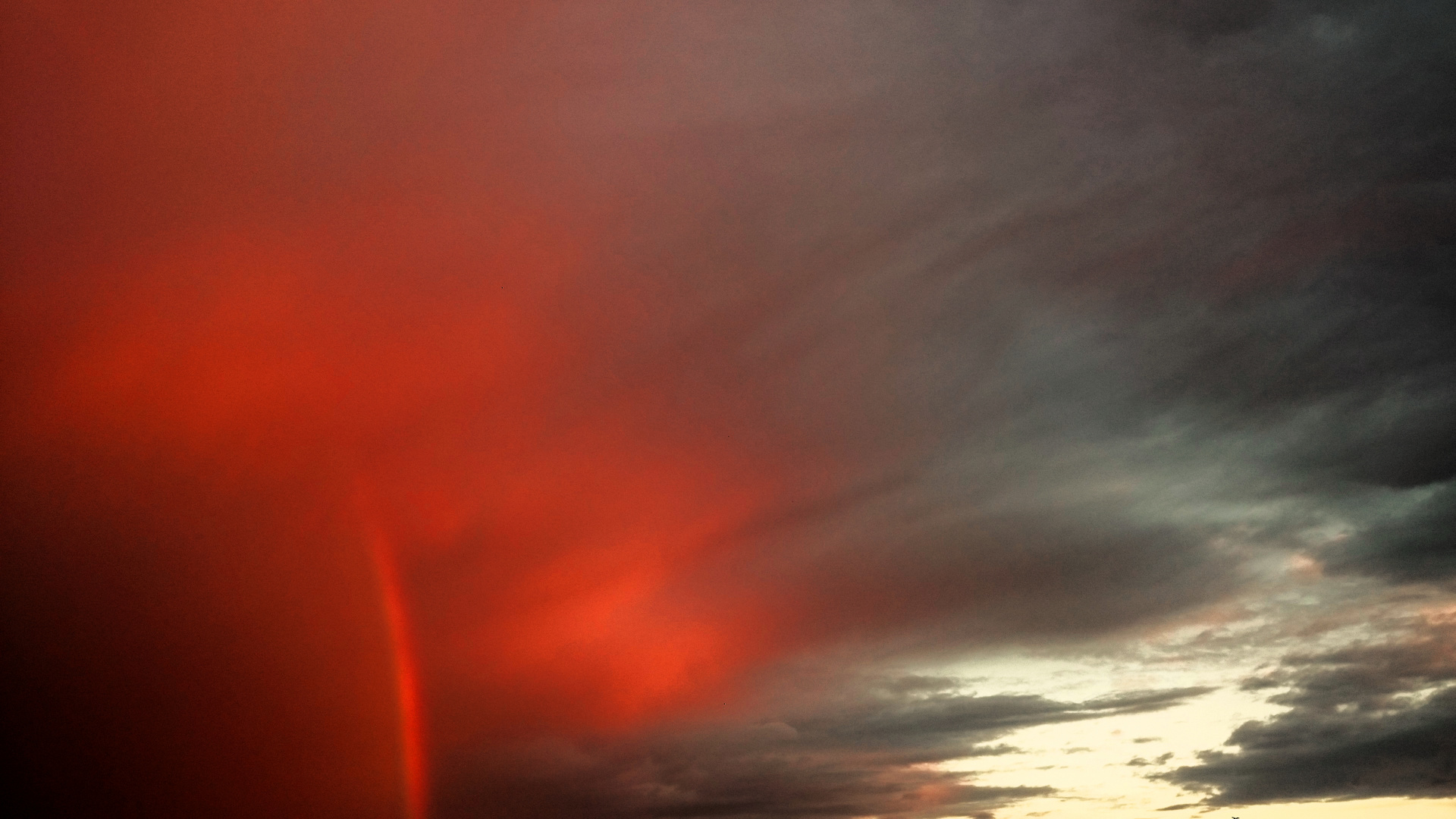 Wolken mit Regenbogen