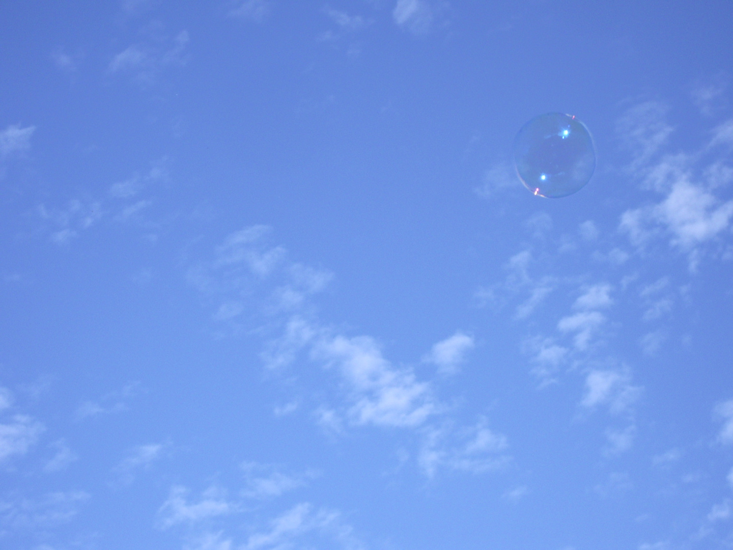 Wolken mit Seifenblase