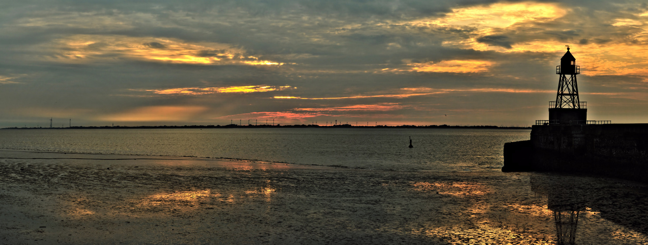 Wolken mit Sonne bei Ebbe