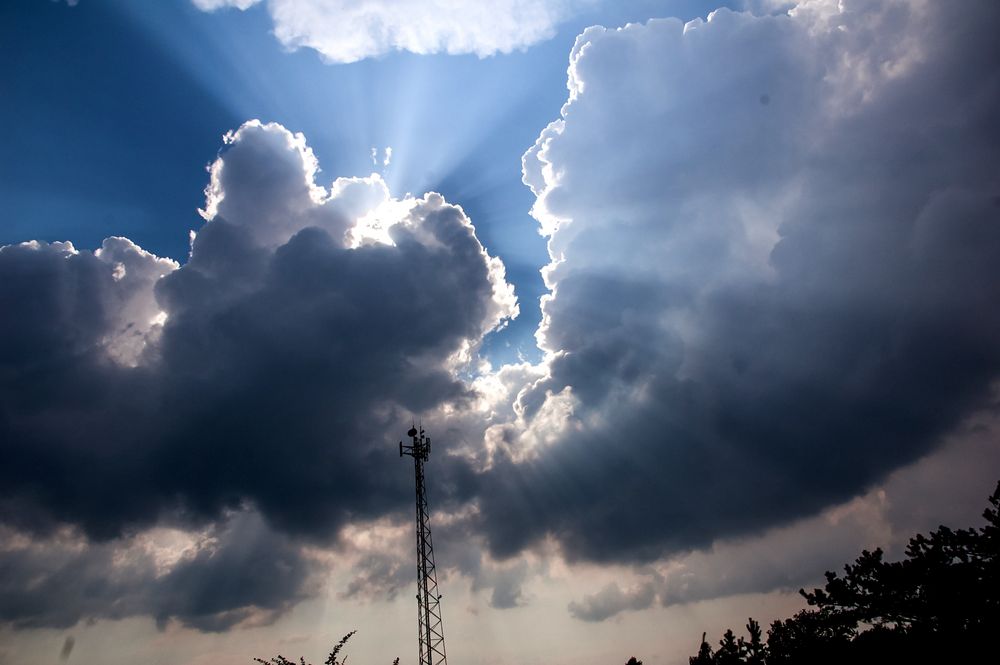 Wolken mit Sonnenstrahlen