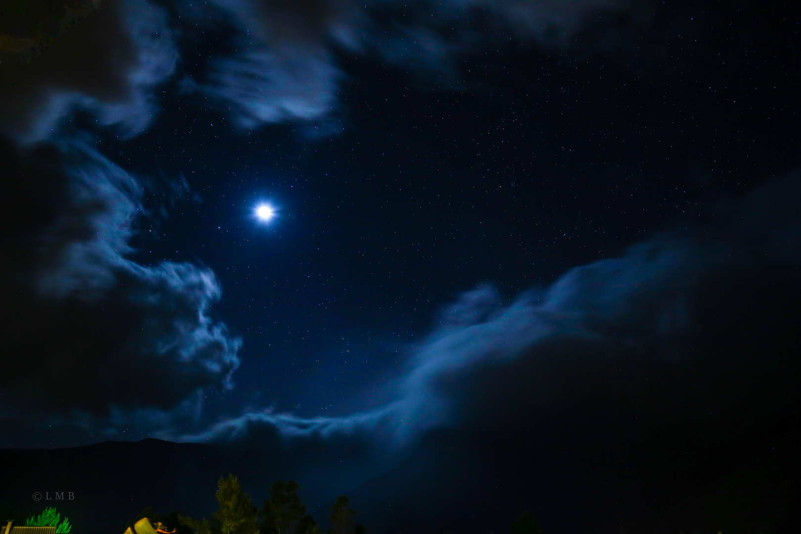 Wolken, Mond und Sterne